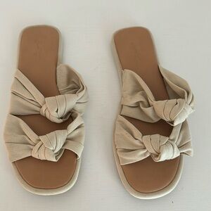 Universal Thread Target sandals